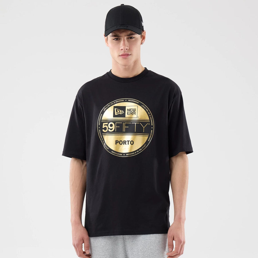 The model is wearing this New Era Sticker Porto Oversized T-Shirt in black. 1