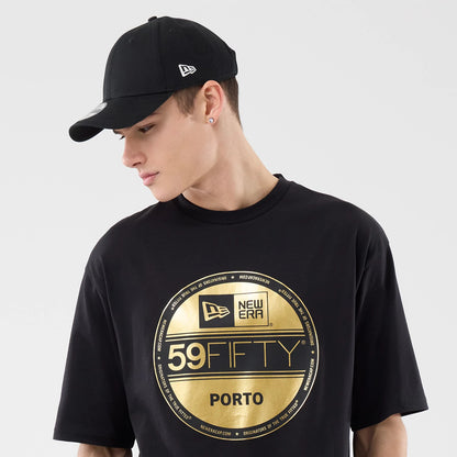 The model is wearing this New Era Sticker Porto Oversized T-Shirt in black. 6