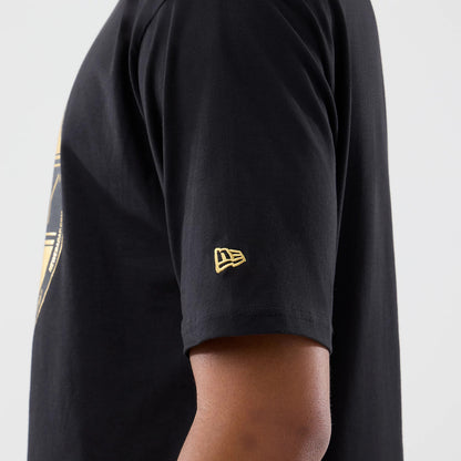 The model is wearing this New Era Sticker London Oversized T-Shirt in black. 6