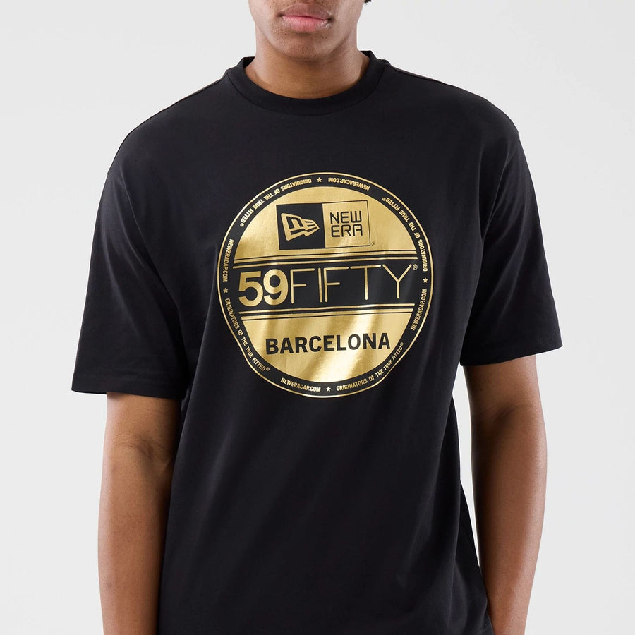 The model is wearing this New Era Sticker Barcelona Oversized T-Shirt in black. 4