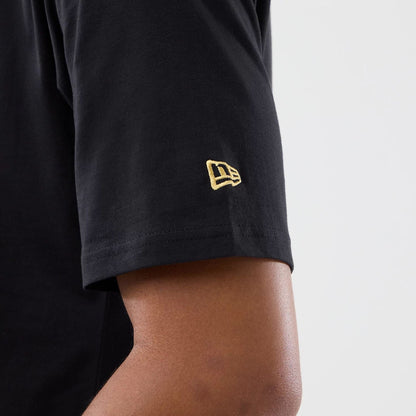 The model is wearing this New Era Sticker Barcelona Oversized T-Shirt in black. 6