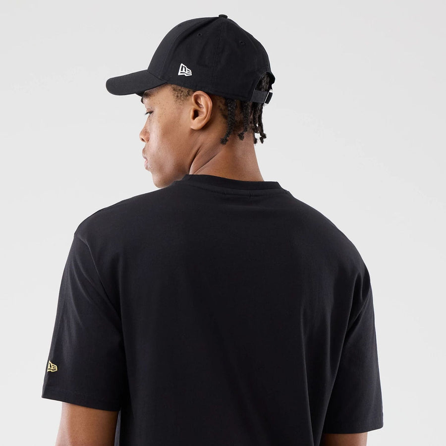 The model is wearing this New Era Sticker Barcelona Oversized T-Shirt in black. 7