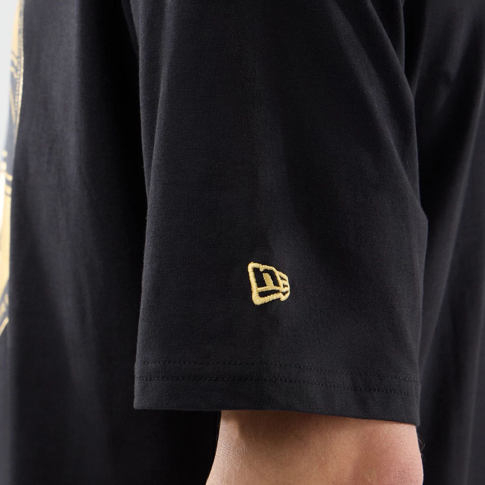 The model is wearing this New Era Sticker Lisbon Oversized T-Shirt in black. 5