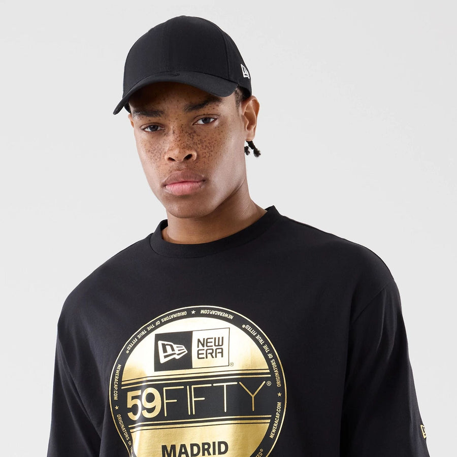 The model is wearing this New Era Sticker Madrid Oversized T-Shirt in black. 6