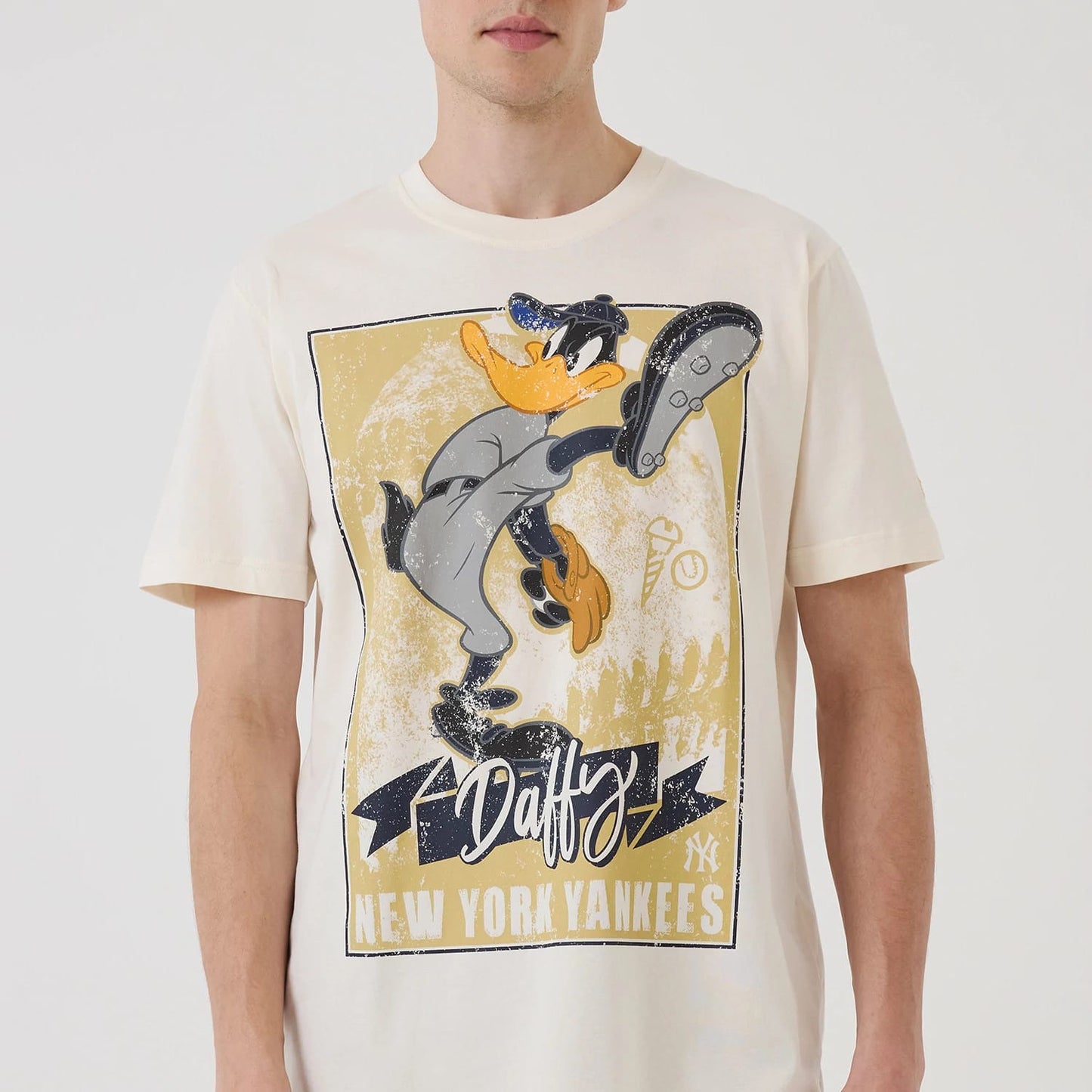 The model is wearing this MLB X Looney Tunes New York Yankees T-Shirt in Cream. 4