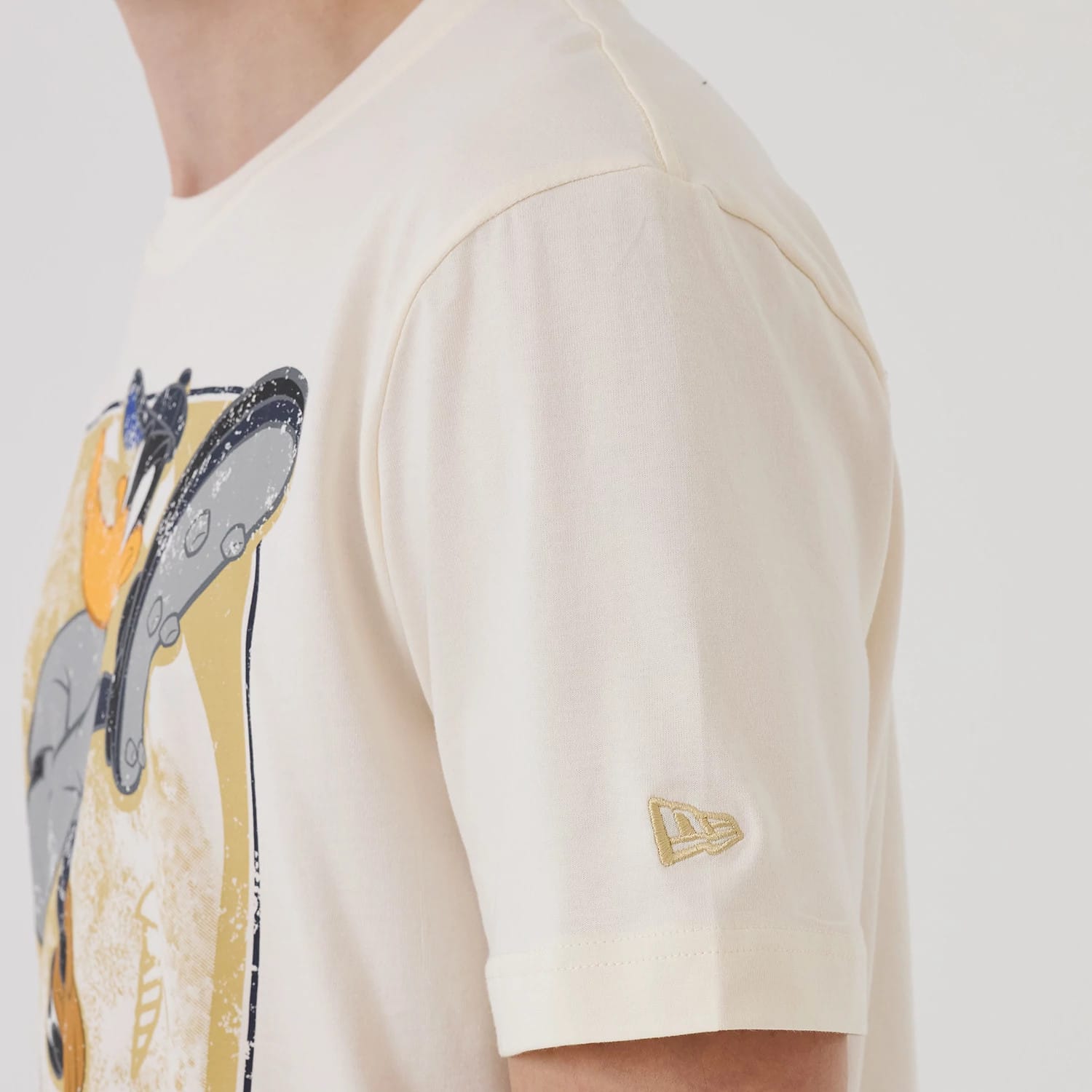 The model is wearing this MLB X Looney Tunes New York Yankees T-Shirt in Cream. 5