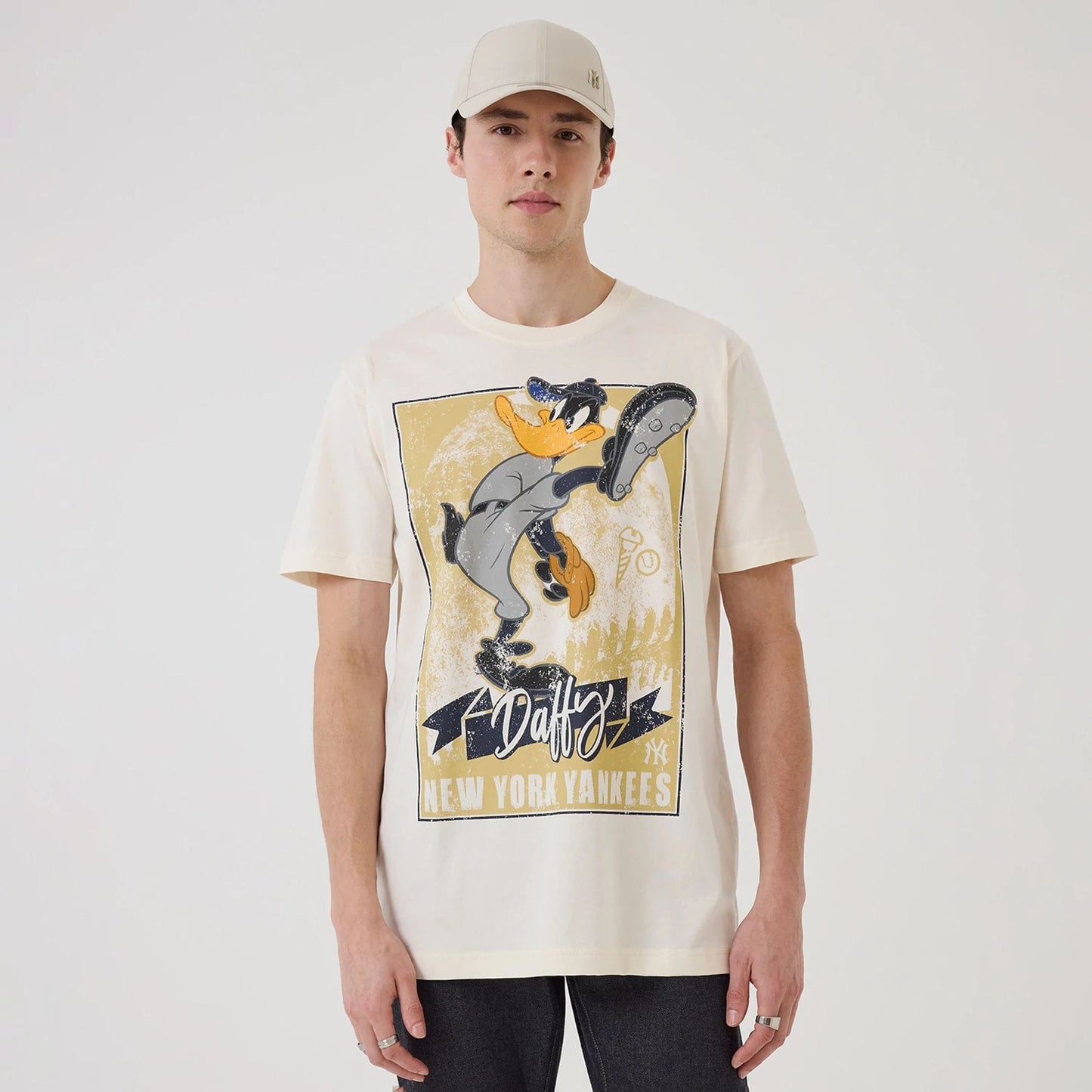 The model is wearing this MLB X Looney Tunes New York Yankees T-Shirt in Cream. 1