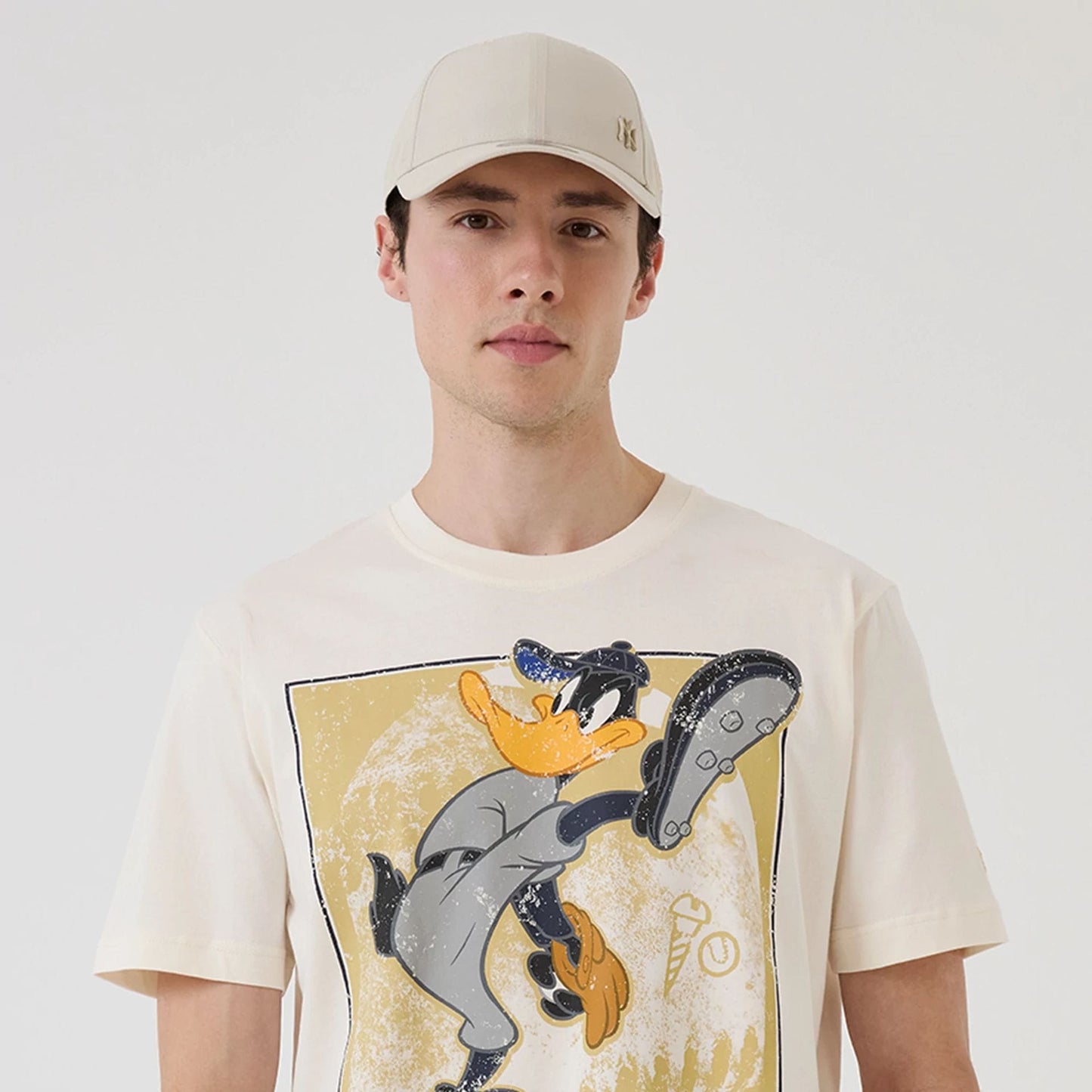 The model is wearing this MLB X Looney Tunes New York Yankees T-Shirt in Cream. 6