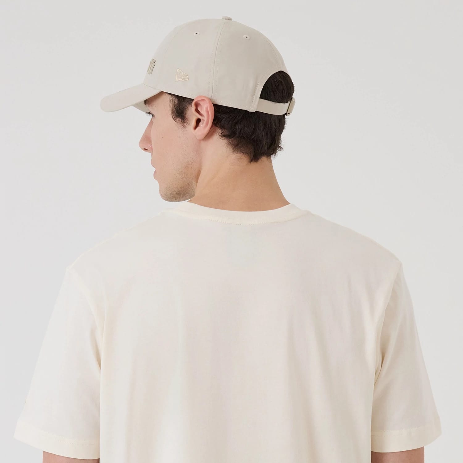 The model is wearing this MLB X Looney Tunes New York Yankees T-Shirt in Cream. 7