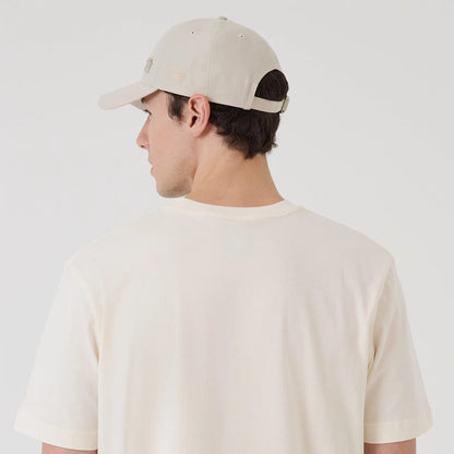 The model is wearing this MLB X Looney Tunes New York Yankees T-Shirt in Cream. 7