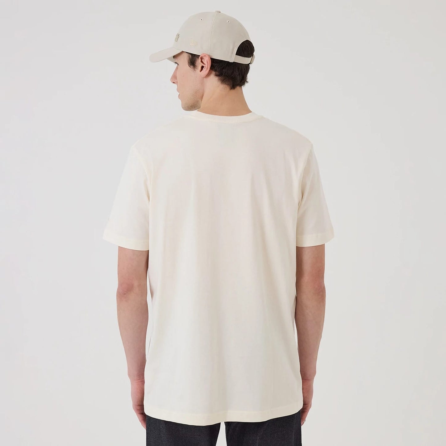 The model is wearing this MLB X Looney Tunes New York Yankees T-Shirt in Cream. 2