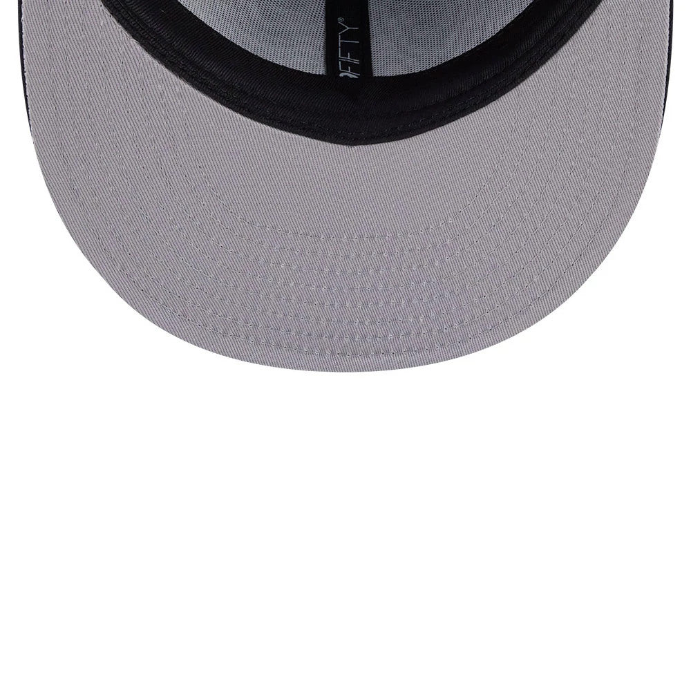 Pictured is this MLB X Looney Tunes Bugs Bunny New York Yankees 59FIFTY Fitted cap in navy. 2
