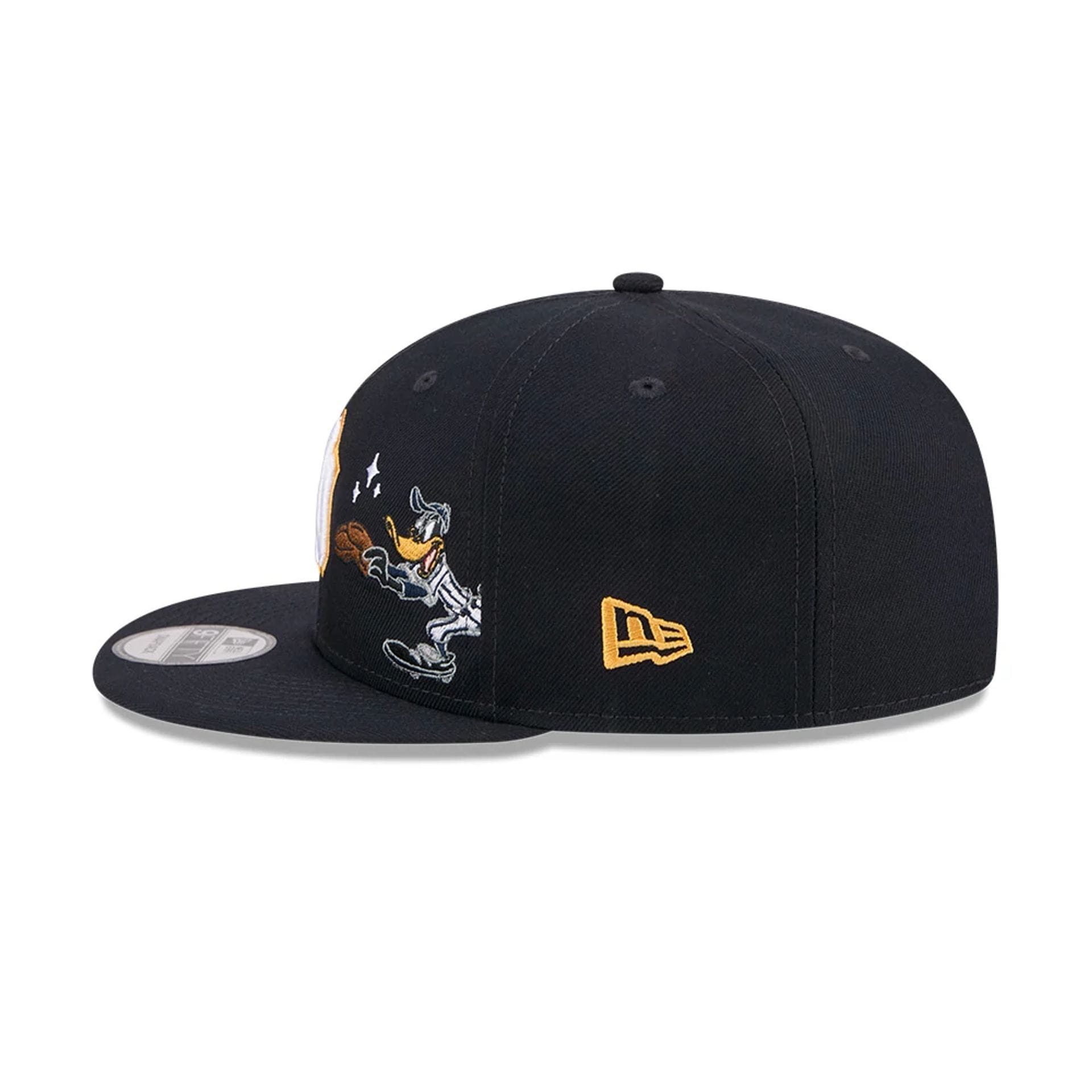 Pictured is this MLB X Looney Tunes Daffy Duck New York Yankees 9FIFTY Snapback Adjustable cap in navy. 7