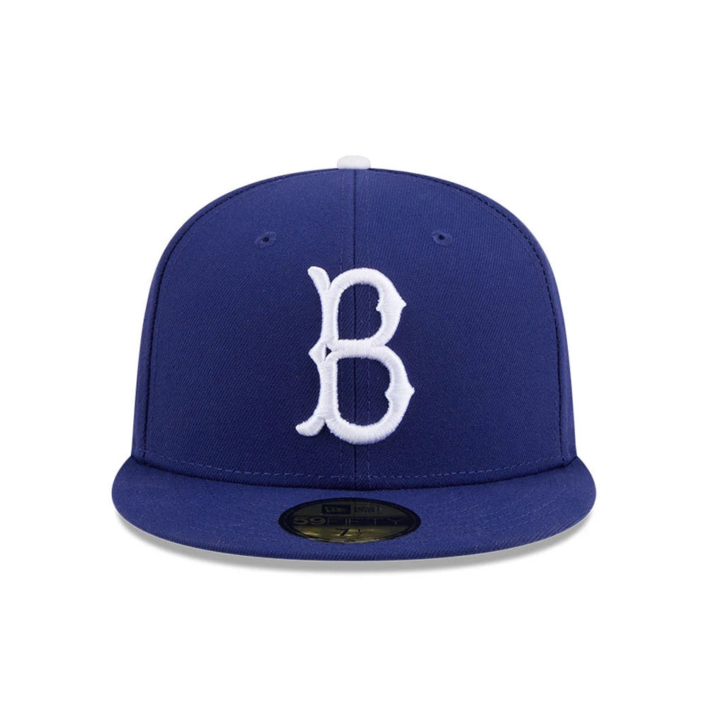 Brooklyn Dodgers MLB Jackie Robinson Navy New Era 59FIFTY Fitted Cap, front view showing the raised white embroidered B logo on the structured navy crown, with a matching navy visor and a gold 59FIFTY size sticker on the centre.