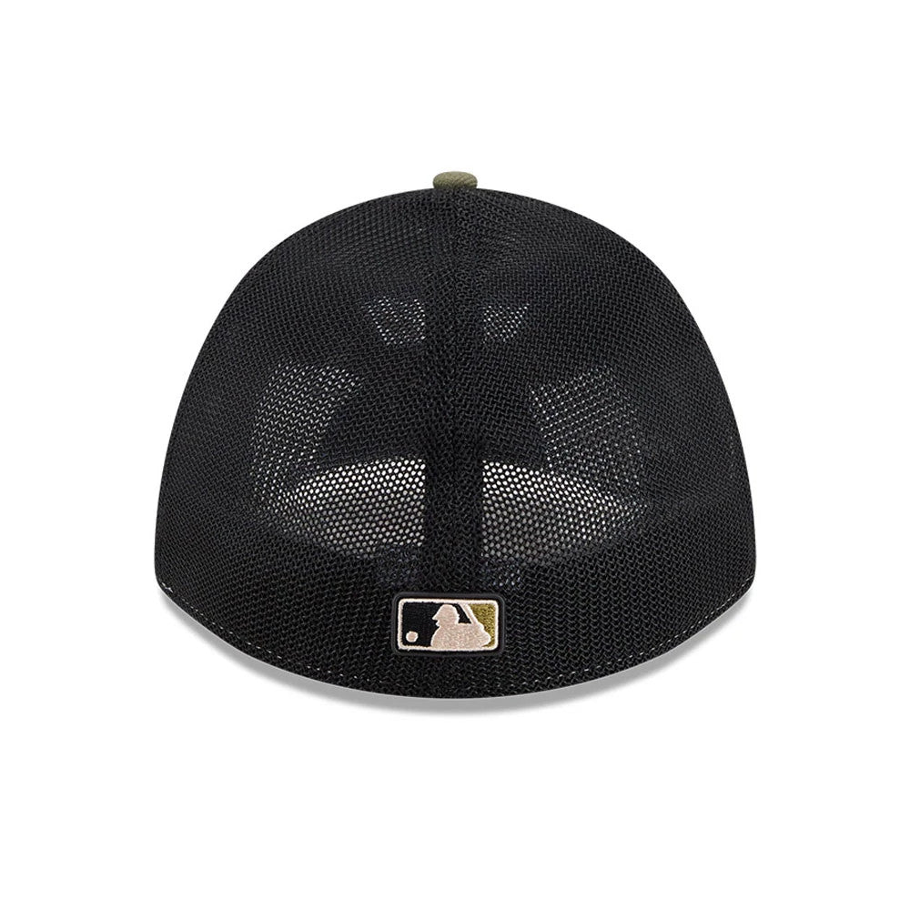 Pictured is this MLB Armed Forces Day 2026 New York Mets 39THIRTY M-Crown Stretch Fit cap in green. 4