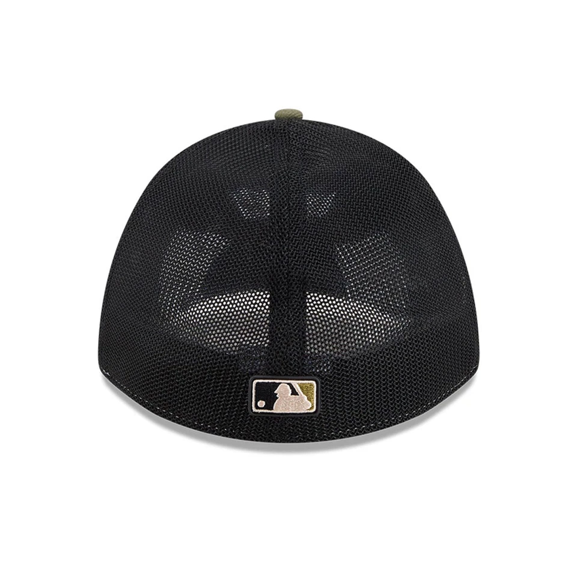 Pictured is this MLB Armed Forces Day 2026 New York Mets 39THIRTY M-Crown Stretch Fit cap in green. 4