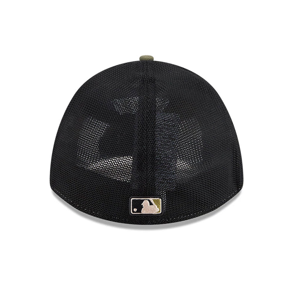 Pictured is this MLB Armed Forces Day 2026 Chicago White Sox 39THIRTY M-Crown Stretch Fit cap in green. 6