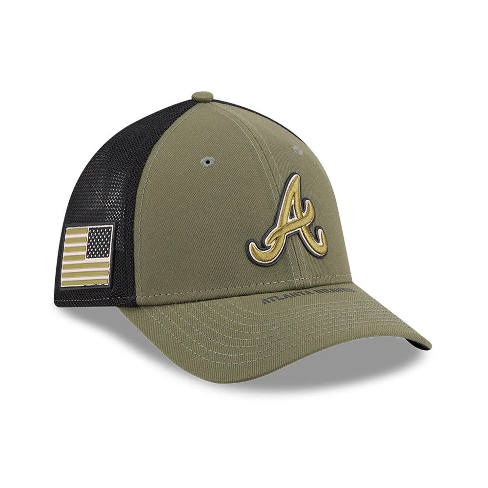 Pictured is this MLB Armed Forces Day 2026 Atlanta Braves 39THIRTY M-Crown Stretch Fit cap in green. 1