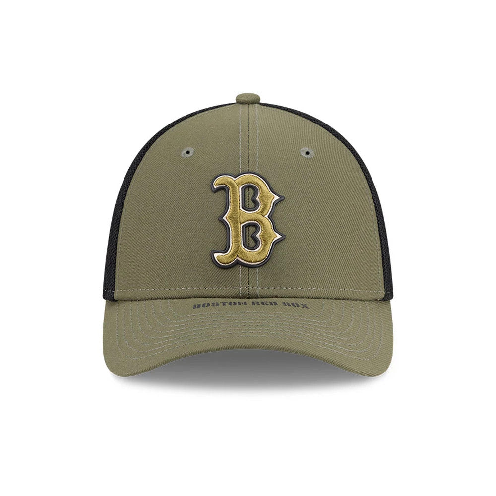 Red Sox MLB Armed Forces Day 2026 Green New Era 39THIRTY M-Crown Stretch Fit Cap, front view showing a gold embroidered B logo on the structured green crown, black mesh side panels, and Boston Red Sox text on the curved green visor.