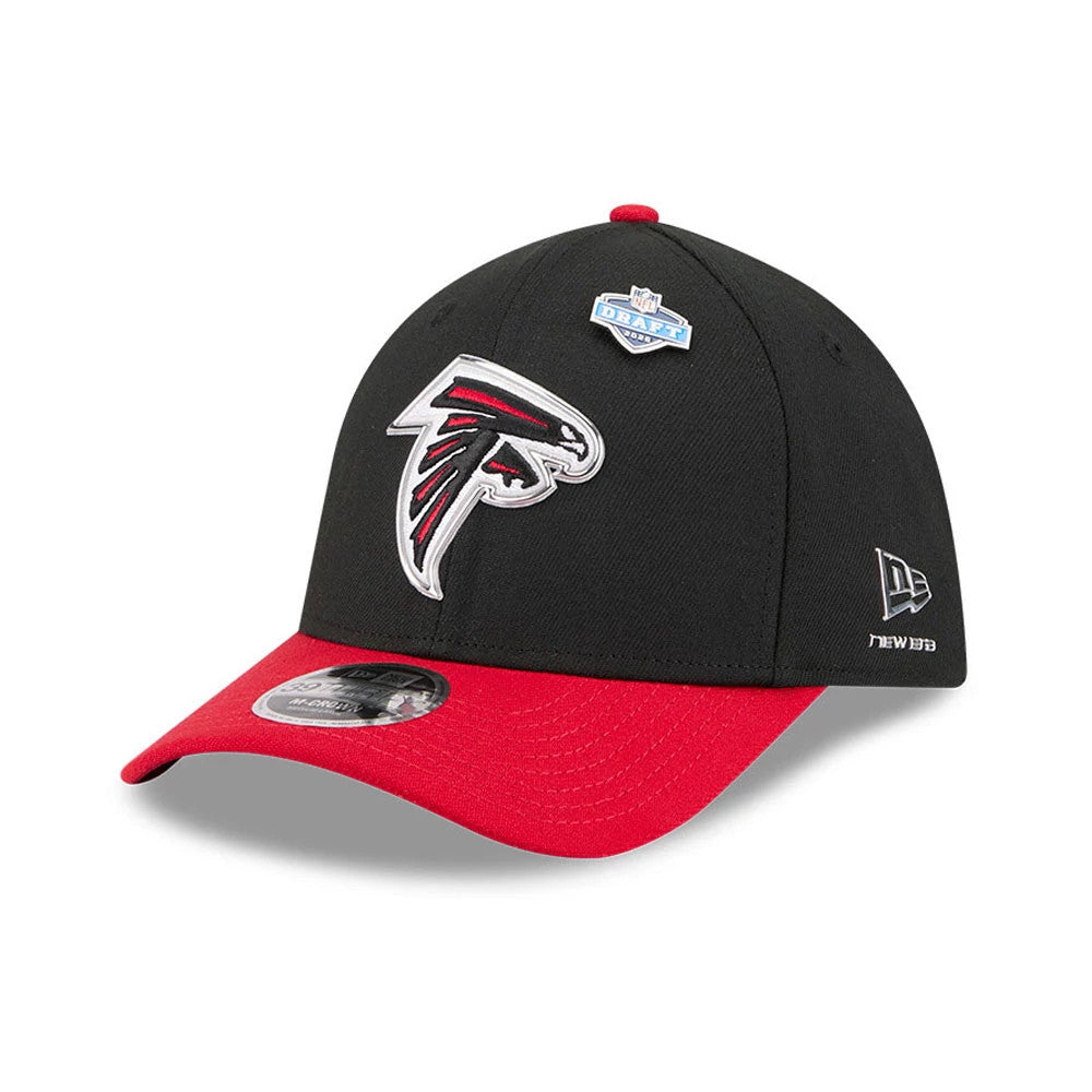 Atlanta Falcons NFL Draft 2026 Black New Era 39THIRTY M-Crown Stretch Fit Cap, front view showing the red and white embroidered Falcons logo centred on the black crown, with a contrasting curved red visor and the 39THIRTY size sticker.