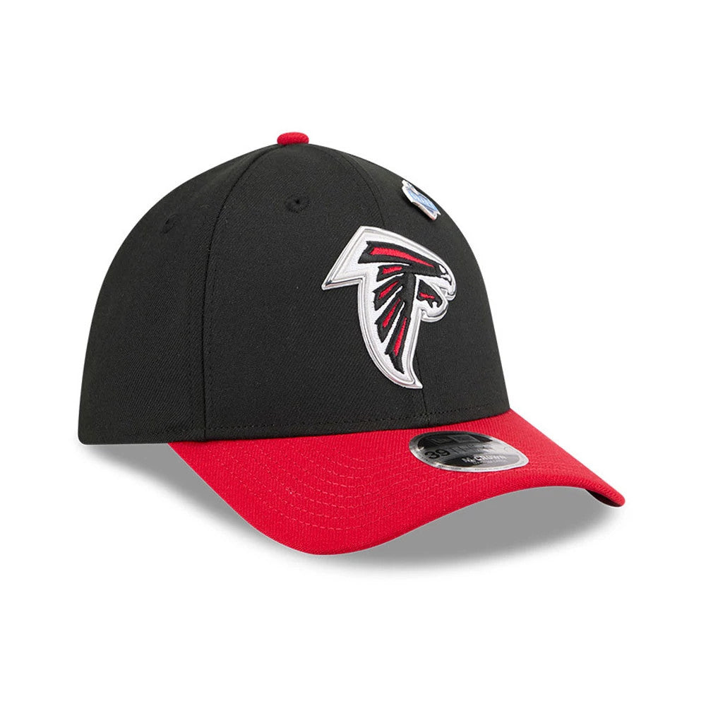 Atlanta Falcons NFL Draft 2026 Black New Era 39THIRTY M-Crown Stretch Fit Cap, three-quarter view showing the raised embroidered Falcons logo in black and red on the front panel, with a red curved visor and the black 39THIRTY size sticker on top.