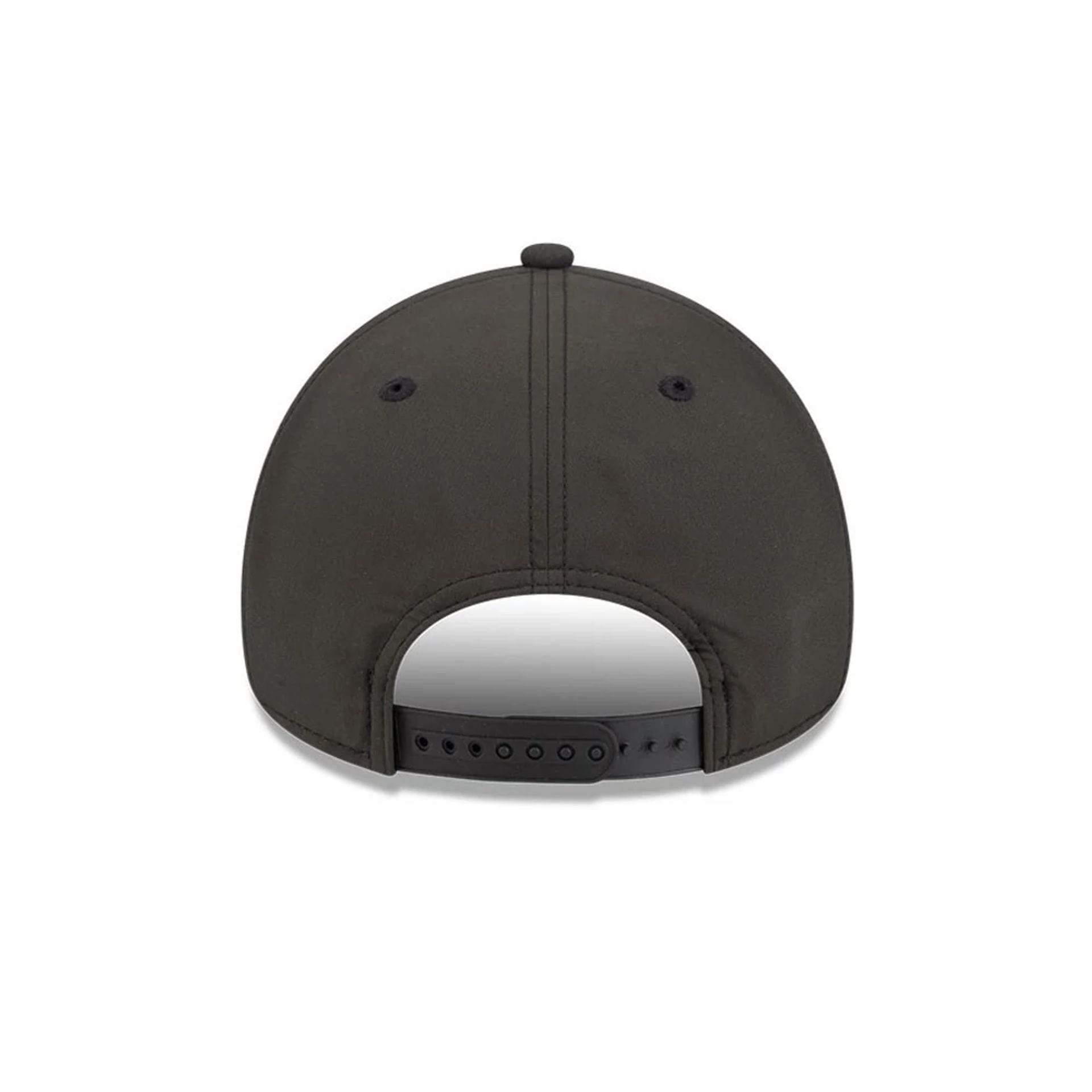 Pictured is this MLB Quickstrike New York Yankees 9FORTY Apex cap in black. 4