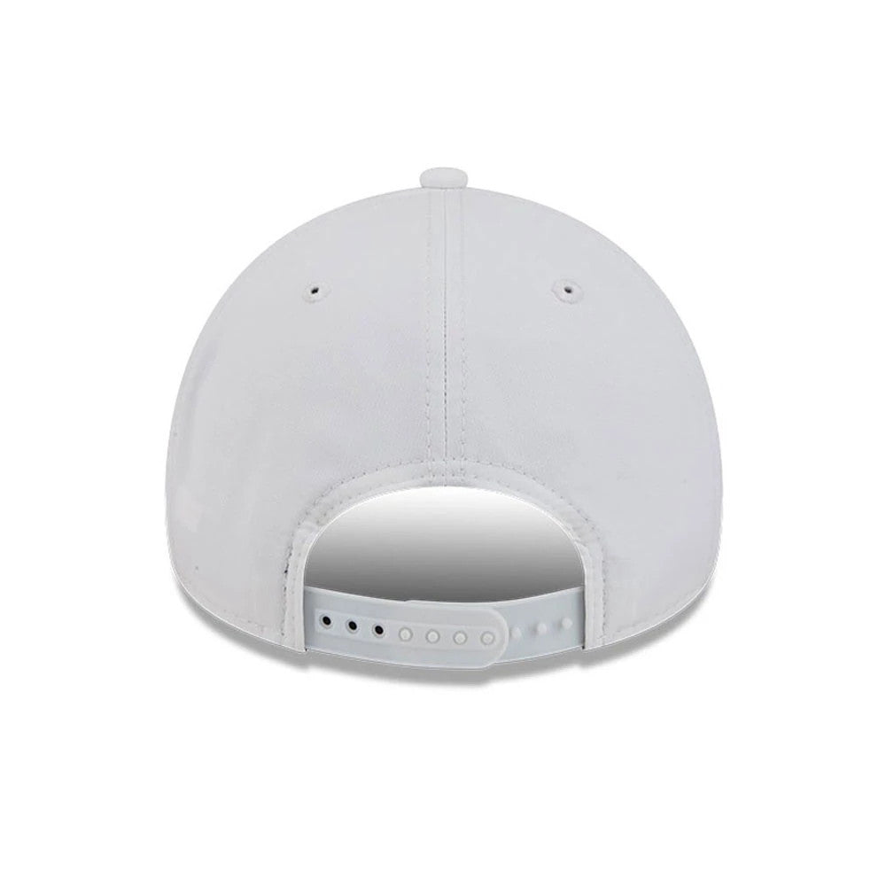 Pictured is this MLB Quickstrike Chicago White Sox 9FORTY Apex cap in white. 5