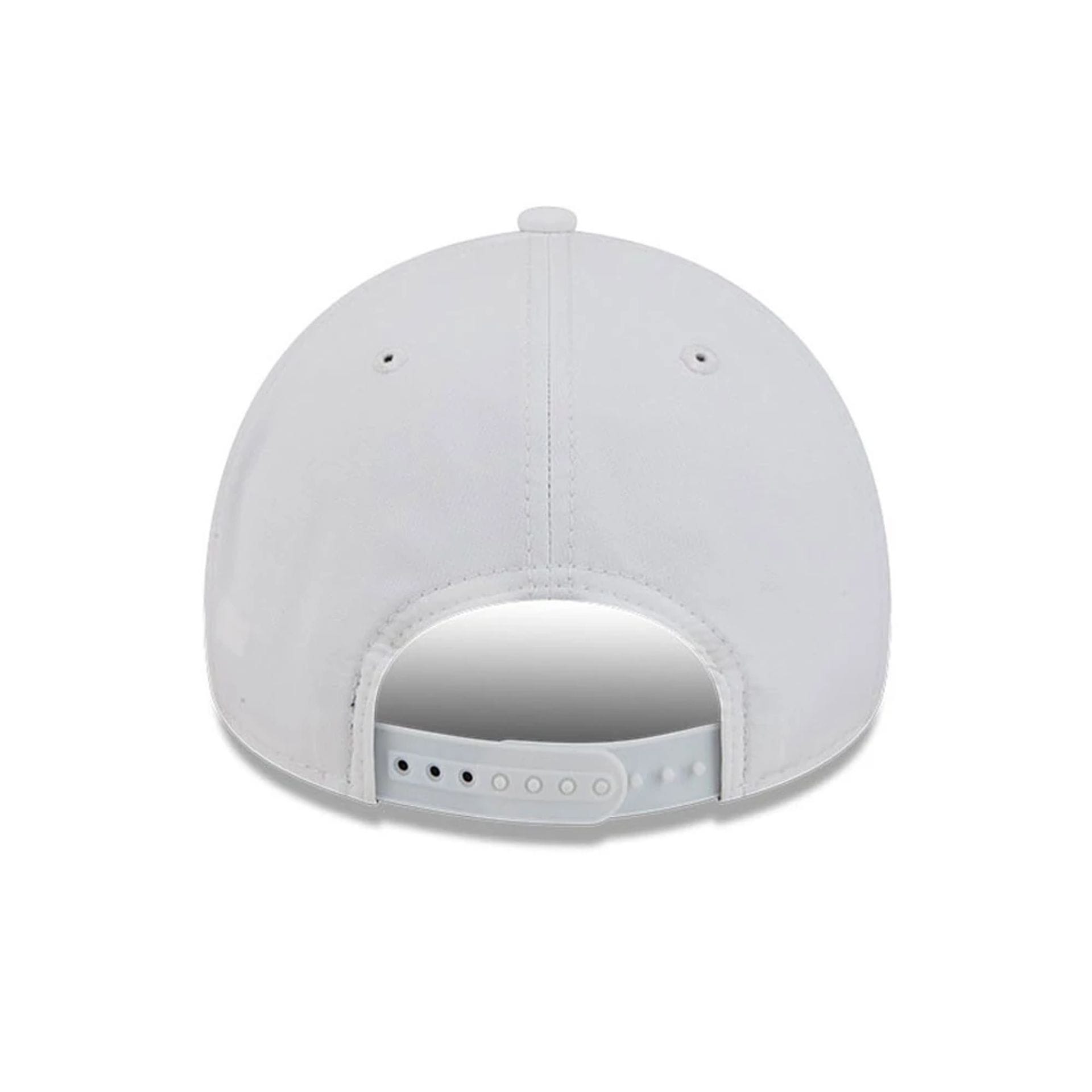 Pictured is this MLB Quickstrike Chicago White Sox 9FORTY Apex cap in white. 5