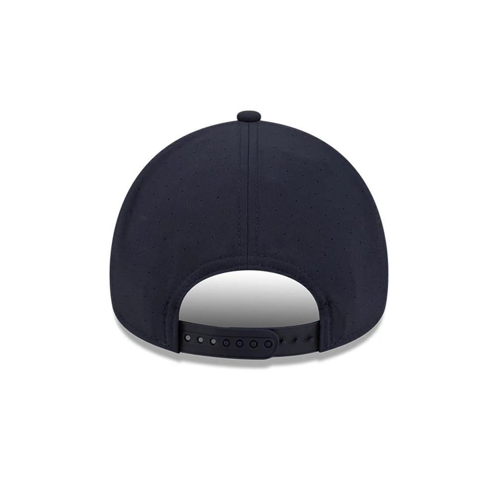 Pictured is this MLB Quickstrike New York Yankees 9FORTY Apex cap in navy. 4