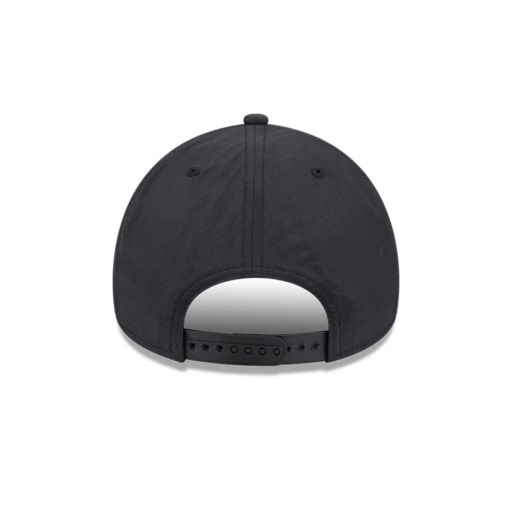 Pictured is this NHL Quickstrike LA Kings 9FORTY Apex cap in black. 6
