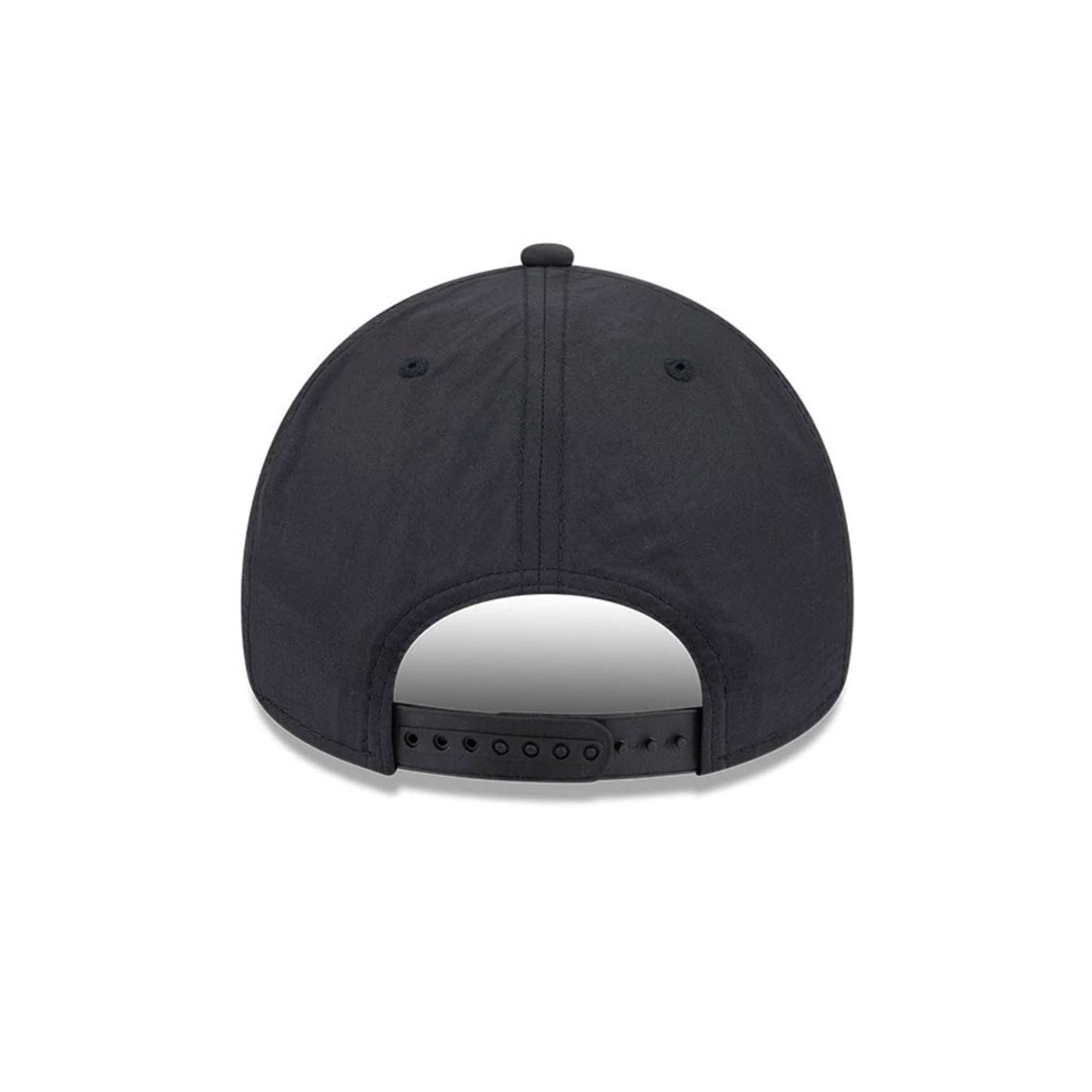 Pictured is this NHL Quickstrike LA Kings 9FORTY Apex cap in black. 6