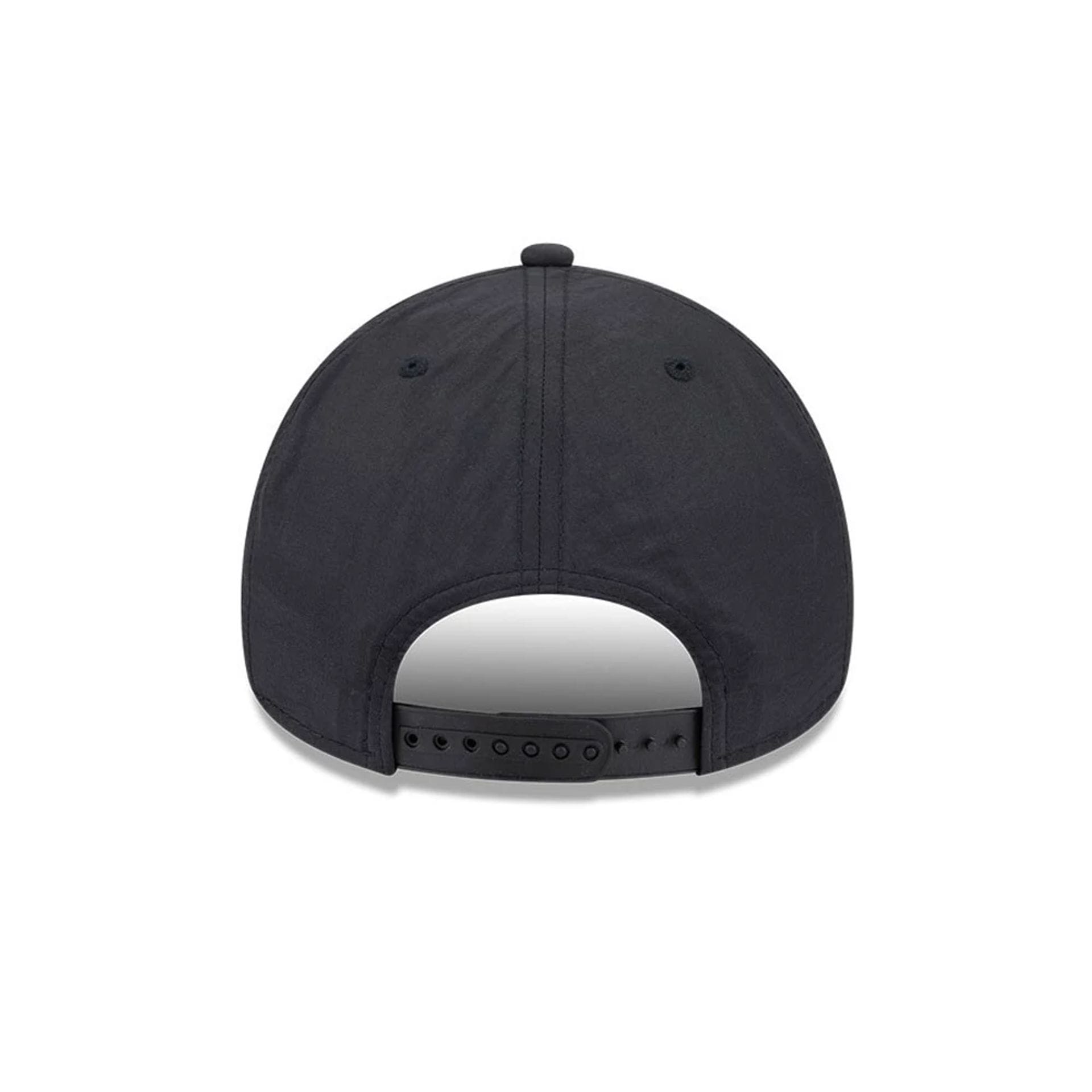 Pictured is this NHL Quickstrike LA Kings 9FORTY Apex cap in black. 6