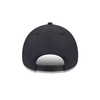 Pictured is this NHL Quickstrike LA Kings 9FORTY Apex cap in black. 6