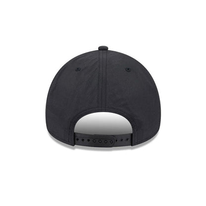 Pictured is this NHL Quickstrike LA Kings 9FORTY Apex cap in black. 6