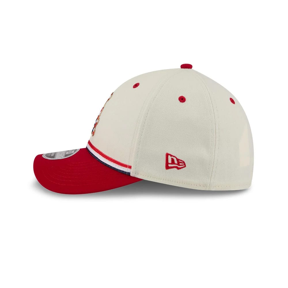 Pictured is this MLB 4th Of July 2026 Chicago White Sox 39THIRTY M-Crown Stretch Fit cap in Cream. 5