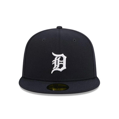 Detroit Tigers MLB City Connect Black New Era 59FIFTY Fitted Cap, front view showing the white embroidered team logo on the structured black crown, with a flat visor and gold 59FIFTY size sticker positioned on the centre.