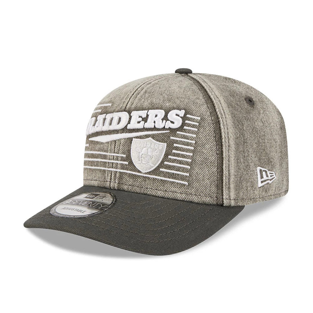 Las Vegas Raiders NFL Washed Denim Dark Grey New Era 9SEVENTY Stretch Snap Cap, front view showing a white embroidered Raiders logo on a washed dark grey denim crown, with a dark grey curved visor and a 9SEVENTY size sticker on the top.
