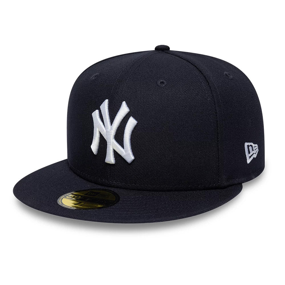 Pictured is this MLB Sidepatch New York Yankees 59FIFTY Fitted cap in navy. 4