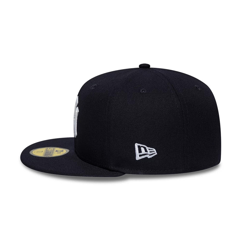 Pictured is this MLB Sidepatch New York Yankees 59FIFTY Fitted cap in navy. 6