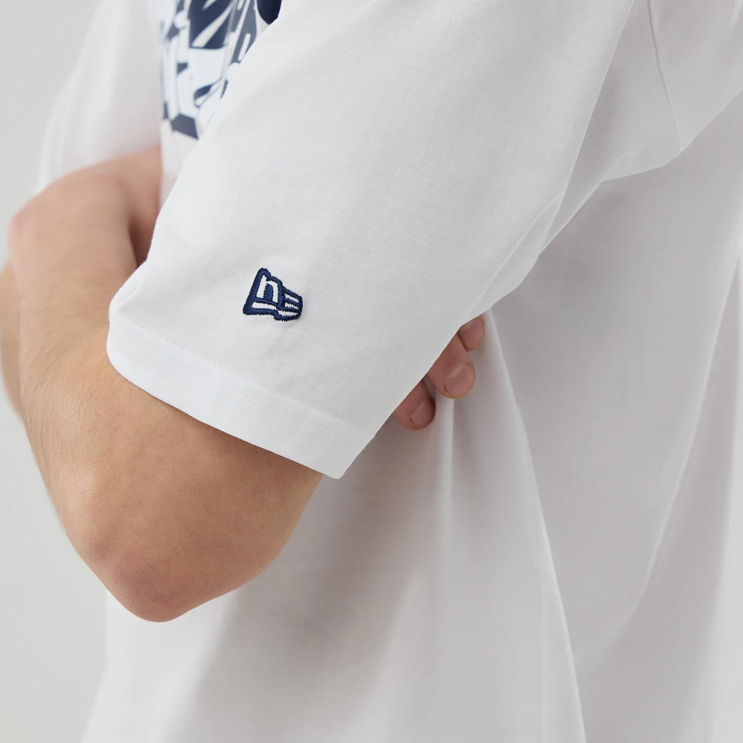 The model is wearing this NBA Berlin Game 2026 Memphis Grizzlies Oversized T-Shirt in white. 5
