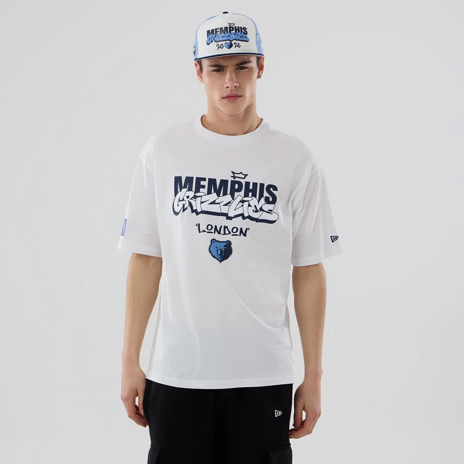 The model is wearing this NBA London Game 2026 Memphis Grizzlies Oversized T-Shirt in white. 1