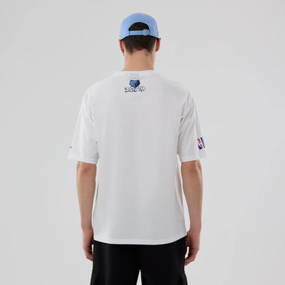 The model is wearing this NBA London Game 2026 Memphis Grizzlies Oversized T-Shirt in white. 2