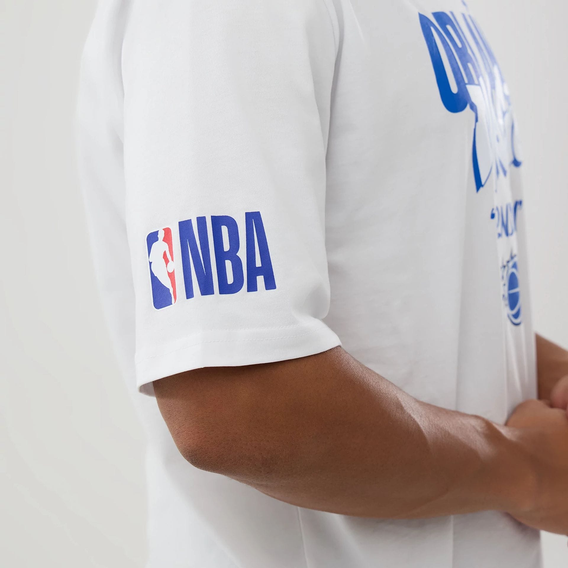 The model is wearing this NBA London Game 2026 Orlando Magic Oversized T-Shirt in white. 3