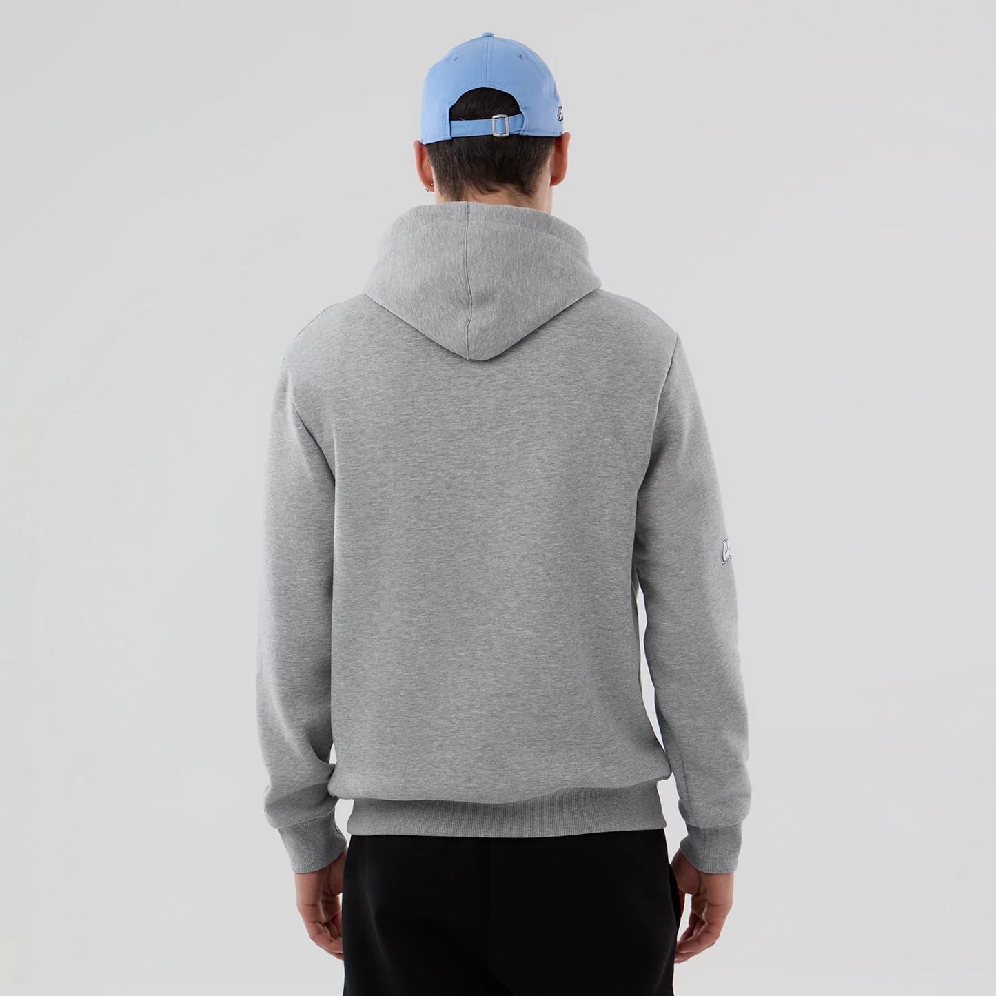 The model is wearing this NBA London Game 2026 Memphis Grizzlies Pullover Hoodie in grey. 2