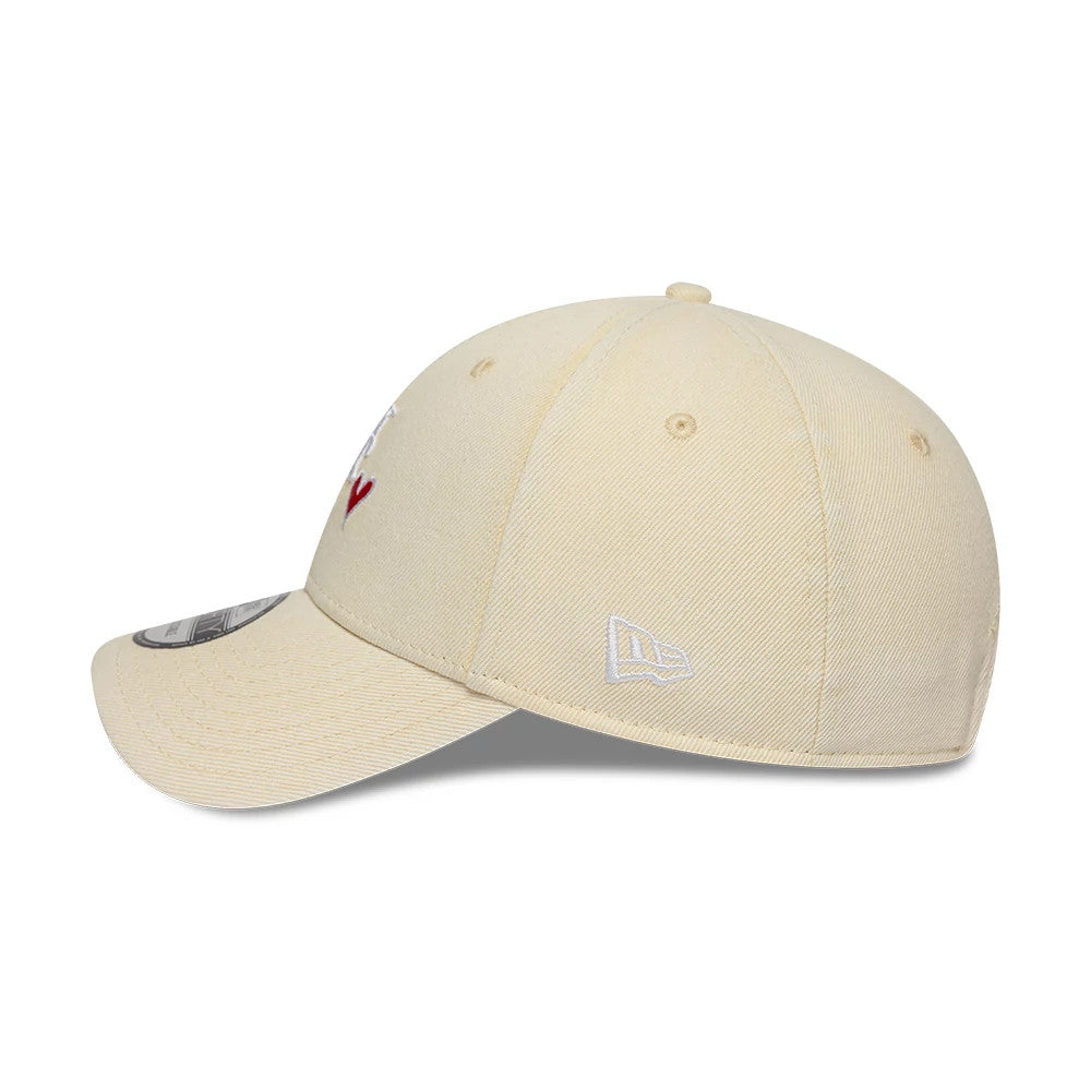 New York Mets MLB Washed Denim Light Beige New Era 9FORTY Adjustable Cap, side view showing the white New Era flag logo on the left side, structured light beige crown with matching top button, and a curved visor with a 9FORTY size sticker.