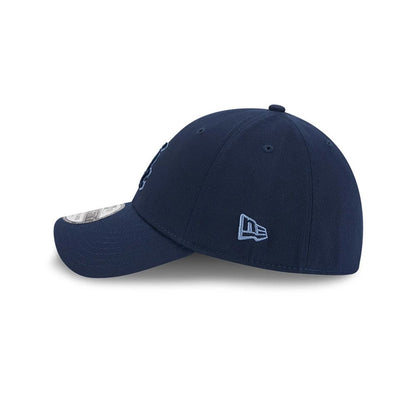 Pictured is this MLB Faded Oceanside Chicago White Sox 39THIRTY Stretch Fit cap in dark blue. 5