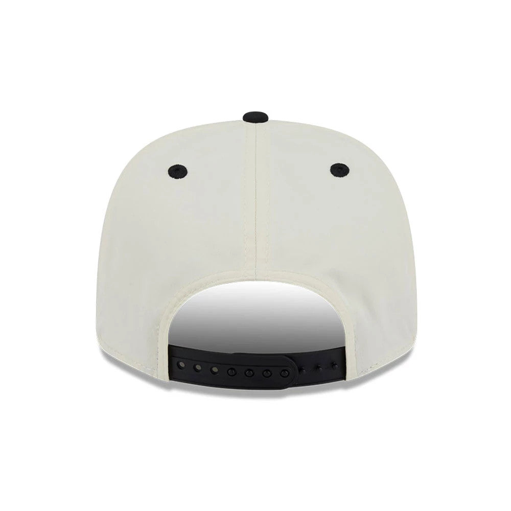 Pictured is this New Era Linear Logo 9SEVENTY Stretch Snap cap in white & black. 7
