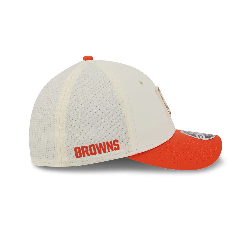 Pictured is this NFL Training 2026 Cleveland Browns 39THIRTY M-Crown Stretch Fit cap in white. 5