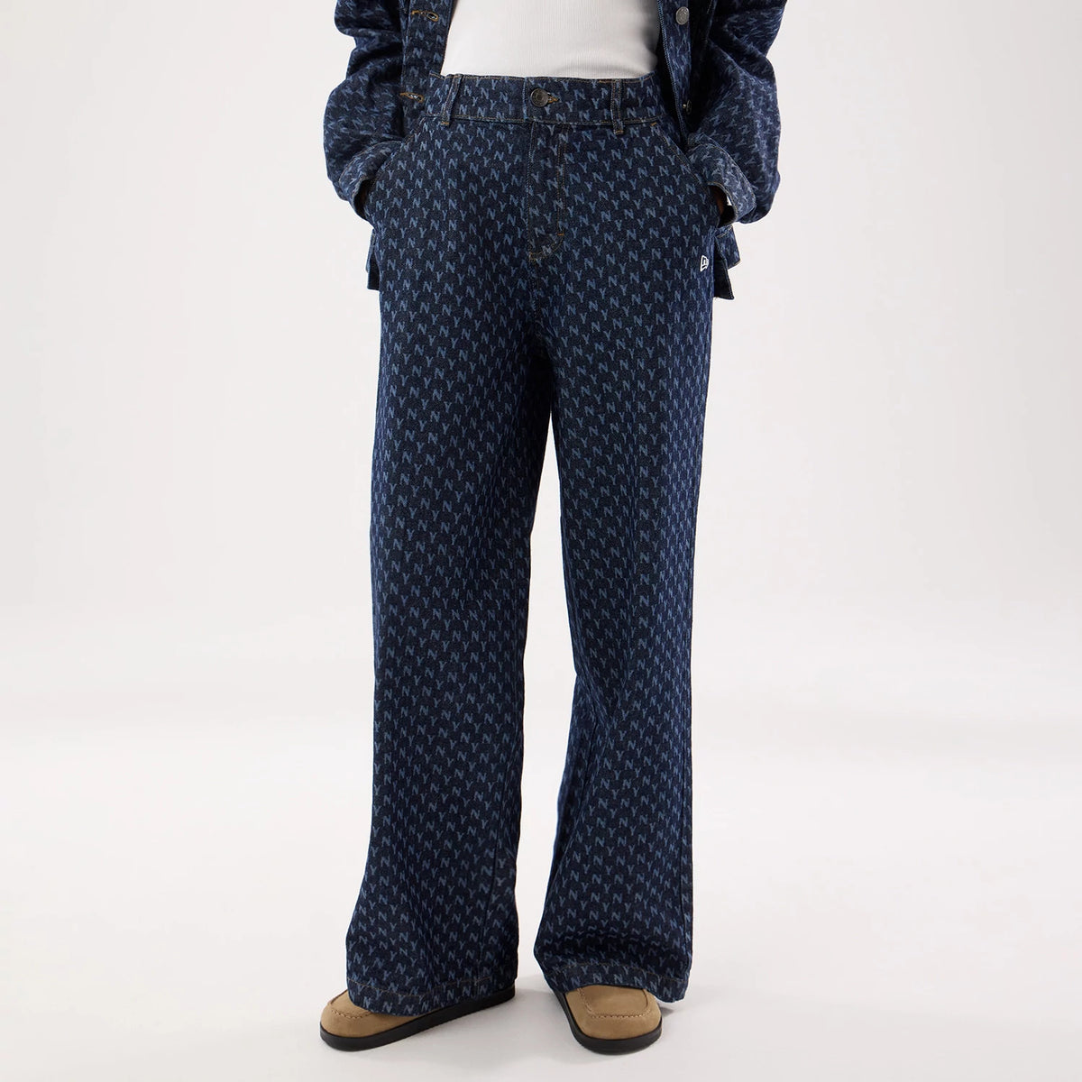 The model is wearing this Womens MLB Denim New York Yankees Wide Leg Trousers in navy. 1