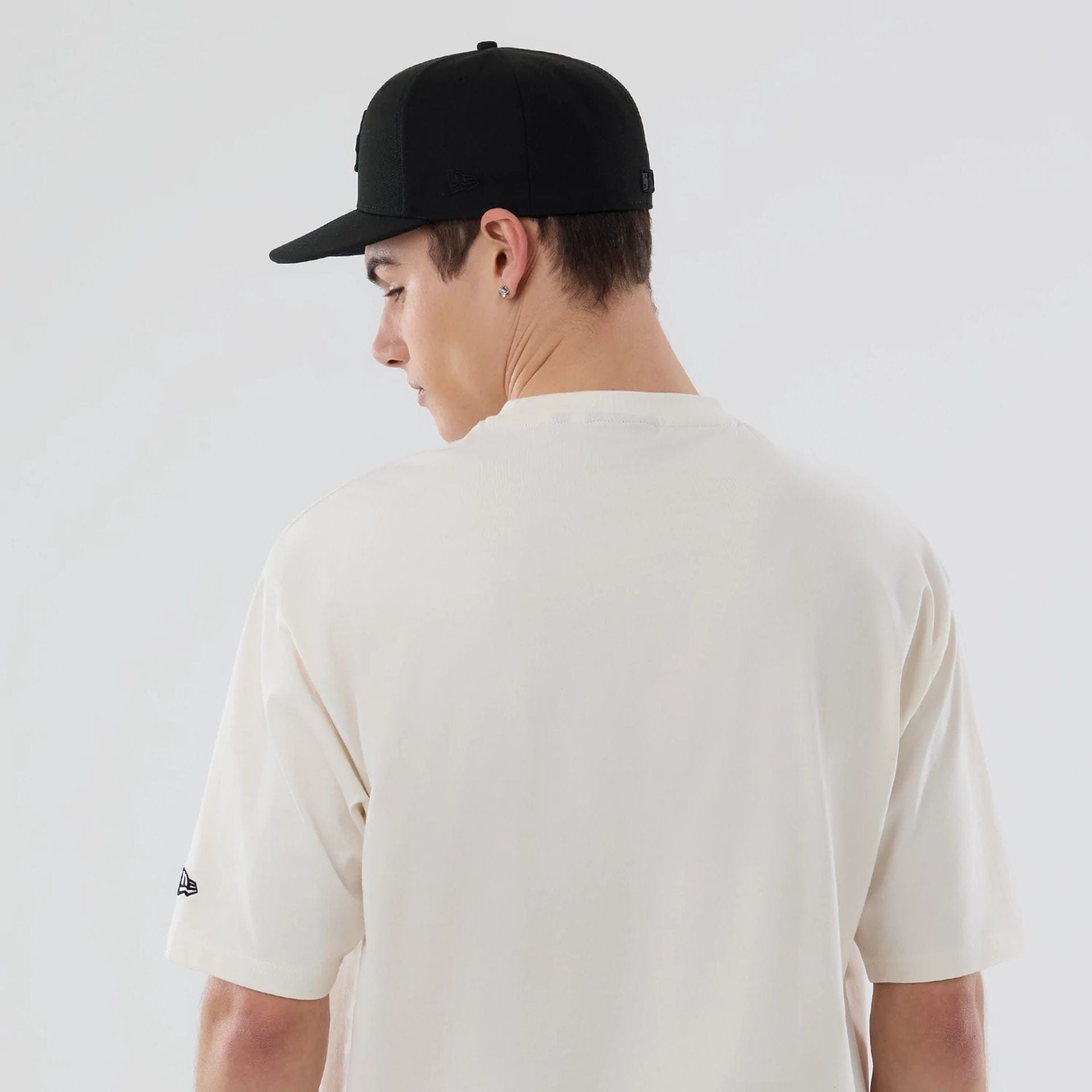 The model is wearing this MLB Food Graphic LA Dodgers Oversized T-Shirt in open white. 7